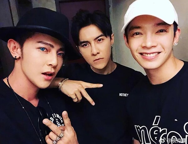 唐禹哲與汪東城、辰亦儒感情甚篤,甚至被網友稱是「飛輪海編外成員」。圖/截自微博辰亦儒