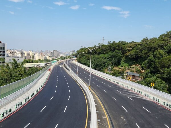 「高鐵橋下聯絡道延伸至竹科工程」第3期工程已在上月完工，預計明年驗收完畢後即可通車。圖／新竹縣政府提供