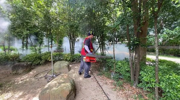 台中市府防疫人員執行戶外登革熱噴藥。圖/衛生局提供