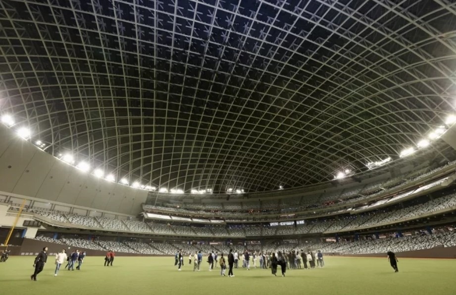 歷經32年期盼，台北大巨蛋18日開放1萬3千人入場觀看測試賽，雖然還未正式營運，但棒球、娛樂、觀光產業已摩拳擦掌。圖／聯合資料照片