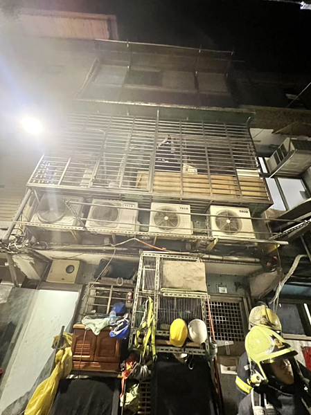 新北市三重區三和路四段一棟舊公寓3樓,傍晚竄出大量火煙,1名菲律賓籍移工昏迷送醫後,沒有生命危險。記者曾伯愷/翻攝