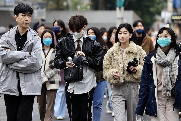 今天至明晨大陸冷氣團影響，各地晴朗無雲。白天陽光下舒適，入夜輻射冷卻加成，迅速轉冷，平地最低氣溫仍將降至8度左右，應注意保暖。圖／聯合報系資料照片