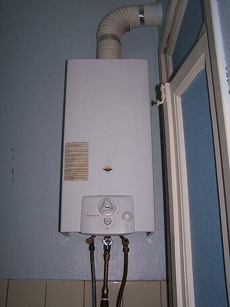 今年首波冷氣團報到!專家提醒熱水器5件事 保全家平安 使用燃氣熱水器或瓦斯爐具時應注意室內通風,千萬不要緊閉所有的窗戶,以免一氧化碳中毒。圖/維基百科