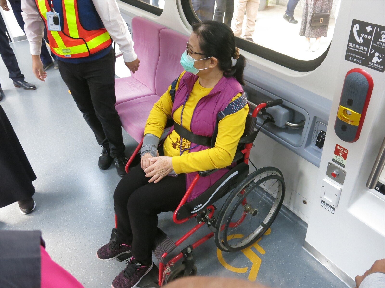 台鐵採購新型電聯車EMU900，規畫52列列車今日全數到位，現場體驗無障礙搭乘。記者李成蔭／攝影 