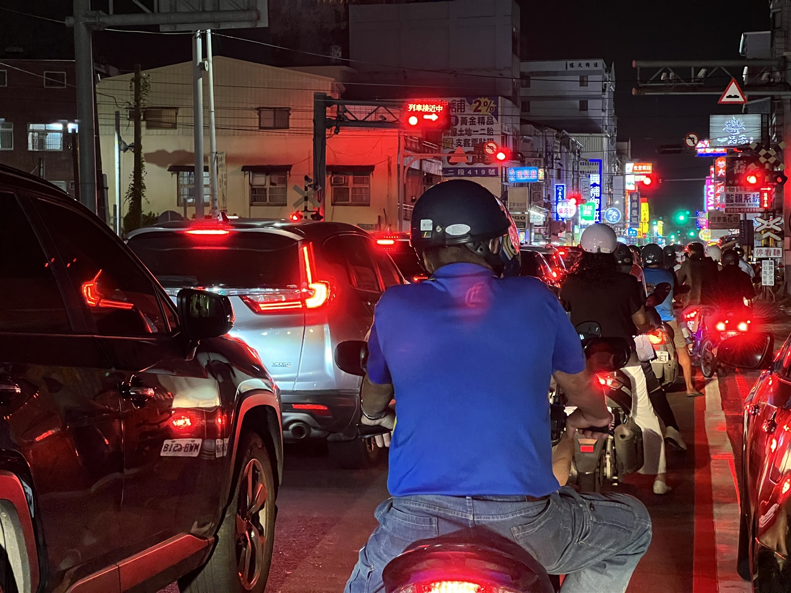 雲林斗六市中心有7處平交道，其中鎮北平交道的車流量最大，尖峰時間交通壅塞是常態。記者陳苡葳／攝影 