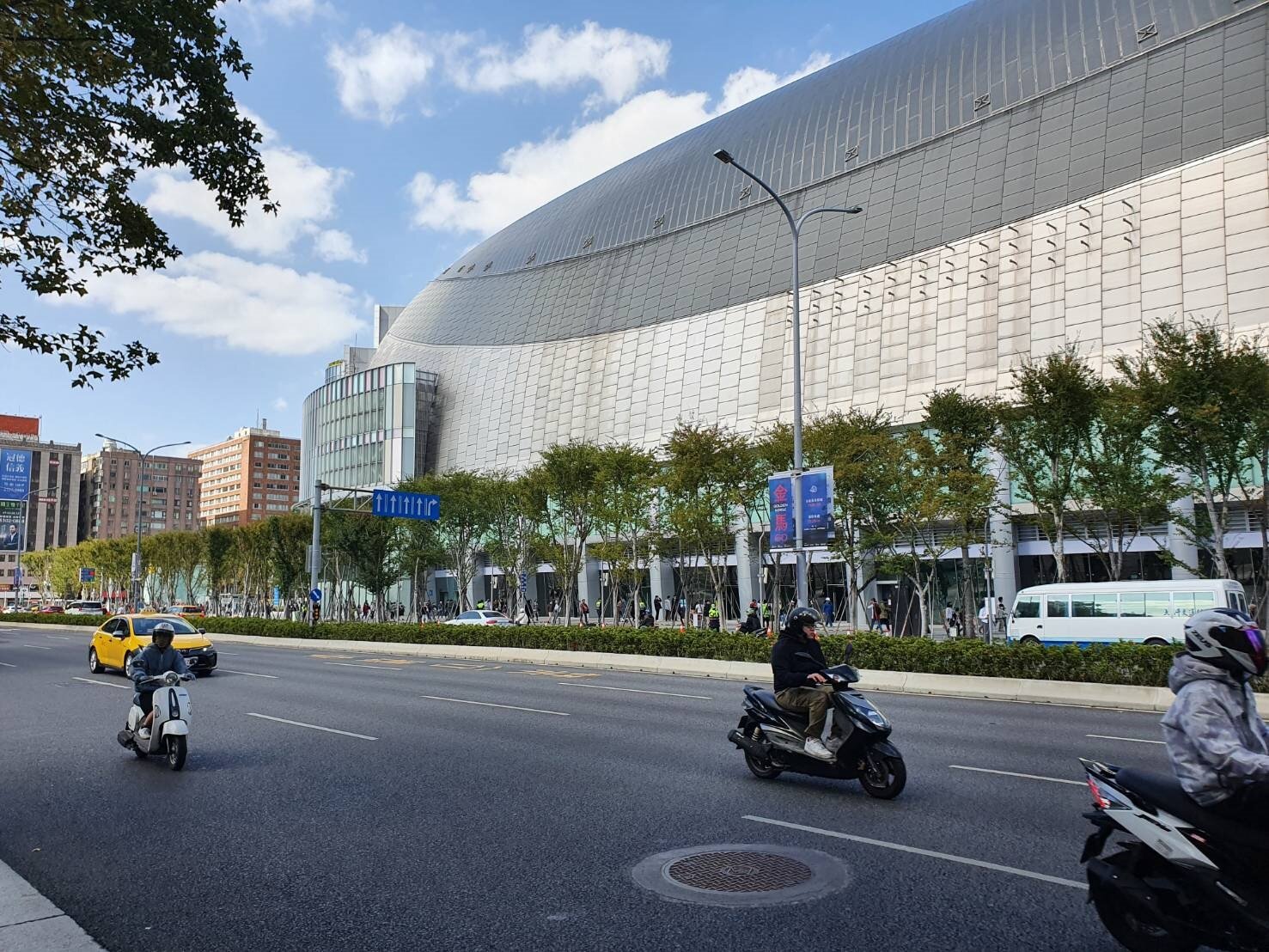 大巨蛋前的忠孝東路四段車流沒有出現壅塞。記者邱書昱/攝影