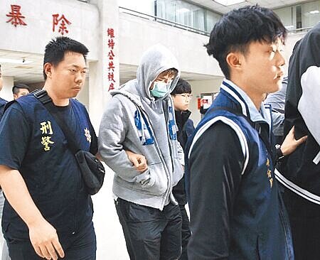 SBL假球案,士林地檢署聲押禁見裕隆隊球員柯旻豪(中),法官裁准。(張鎧乙攝)