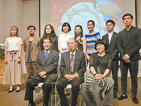 奇美集團創辦人許文龍(前排中)18日辭世,許文龍生前熱愛藝術,扶植藝術人才不遺餘力,幾乎每年都出席奇美藝術獎頒獎典禮,圖為2018年奇美藝術獎30周年。(本報資料照片)