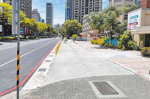 新北市江翠國小大門口的家長接送區，透過改善工程解決排水設施老舊的問題，讓下雨天不再積水，地坪也更平整，學童通行更安全。（新北市工務局提供／呂健豪新北傳真）