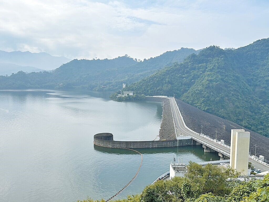 全台最大的曾文水庫剛慶祝峻工啟用50周年，但水庫因淤砂嚴重步入「中年危機」，庫容量比啟用時少約3成。（南區水資源分署提供／程炳璋台南傳真）