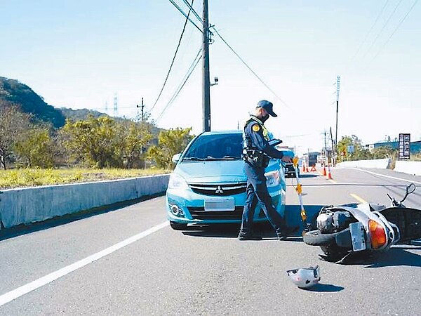 桃園市交通事故由警察局交通大隊各中隊、分隊專責處理,原先試辦桃園、龜山、楊梅專責人員分小區駐點,日前擴大到中壢、大園、大溪、八德、蘆竹,希望提升事故處理速度。(警方提供/賴佑維桃園傳真)