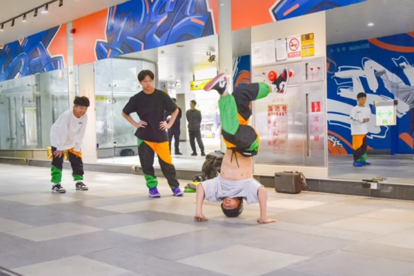 基隆青少年跳舞不用再被趕了，火車站南站街舞空間啟用。圖／基隆市政府提供
