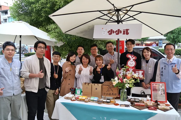 嘉義市政府連續第2年在舊城區中正路「二通圈」,推動特色店家形象再造計畫,為舊城注入生機,成果發表市集活動,在新光三越百貨前舉行。圖/嘉市府提供
