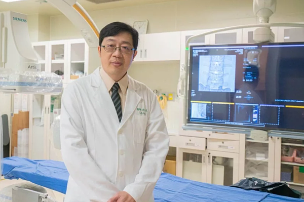 嘉義長庚醫院放射診斷科醫師許立生執行微細動脈栓塞新療法,終結患者五十肩、關節炎痛苦。圖/嘉義長庚醫院提供