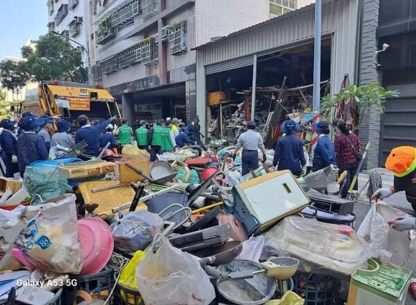 三民區長宋貴龍18日動員里內志工、慈濟志工，開始清理鐵皮屋堆積的雜物、垃圾。圖／記者王勇超翻攝
