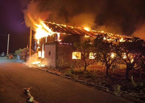 七股區後港里一處廢棄工廠18日晚間發生火警,火勢猛烈。圖/民眾提供