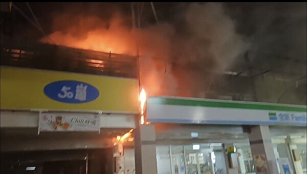 嘉義市友愛路商圈晚間2度火警,燒毀全家超商等4間連棟鐵皮店面。記者魯永明/翻攝