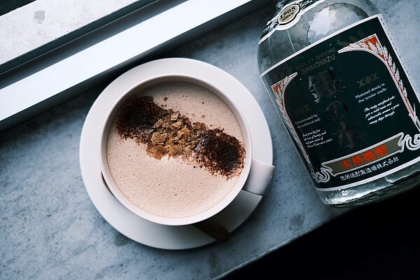 「Koou coffee」的熱門商品「燒酌果香熱巧克力」,與老宅共生的品牌「屋物清酒」結合,運用屏東可可與清酒併發出味覺火花。圖/翻攝「Koou coffee」臉書粉專