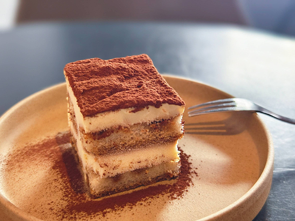 「酒鬼提拉米蘇」口味濃郁有層次,是「Koou coffee」熱門甜點。圖/青年局提供