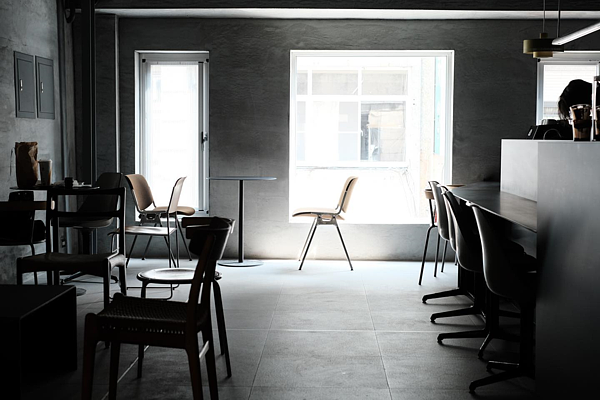 「Koou coffee」位於鹽埕80年翻新老宅的二樓,店內氛圍走極簡灰調,希望提供顧客一個沉靜品味咖啡的角落。圖/翻攝「Koou coffee」臉書粉專