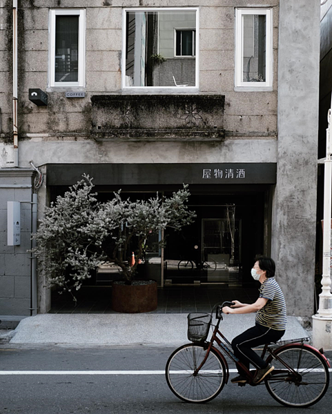 「Koou coffee」位於鹽埕區新樂街一棟80年老宅2樓,與一樓「屋物清酒」、中庭「一苜植栽」品牌共存。圖/翻攝「Koou coffee」臉書粉專