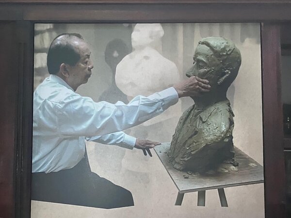 山上花園水道博物館的濱野彌四郎銅像。圖/文化局提供