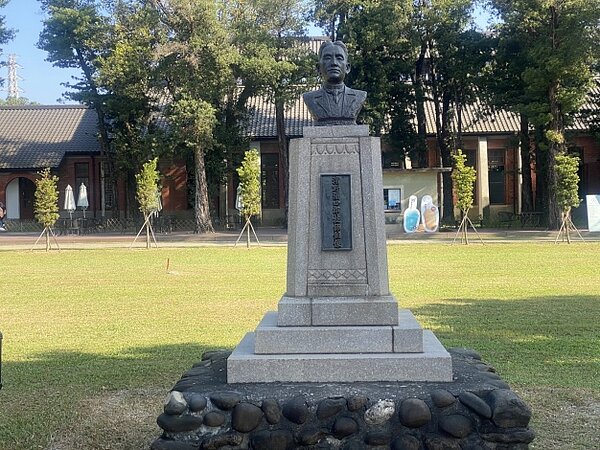 山上花園水道博物館的濱野彌四郎銅像。圖/文化局提供