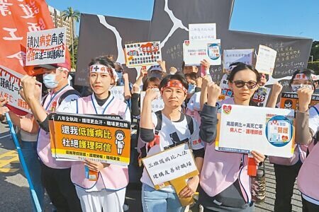 
5大醫界團體發起「黑十字運動」，19日集結逾千人在總統府前抗議，並提出「停止增額政策」、「提高醫療支出GDP占比」、「與基層召開總量管制會議」及「醫事人員總量管制入法」4大訴求。（陳君瑋攝）

