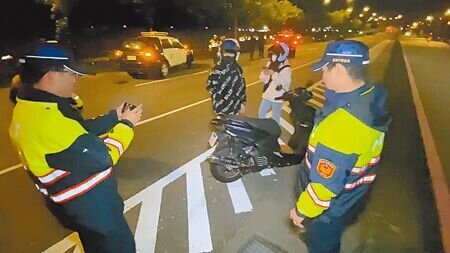 
基隆市警察局18日晚間展開「寧靜街坊」專案，一夜間開出58張妨害安寧通報單。（張志康攝）
