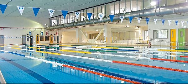 國民黨新北市議員陳偉杰不滿北海岸小學無游泳池,上課得拉車到淡水國民運動中心,要求教育局在中間點蓋游泳池。圖為淡水國民運動中心游泳池。圖/摘自淡水國民運動中心官網