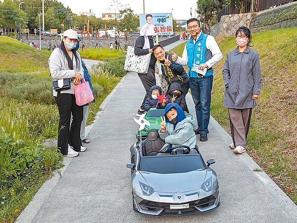 新北市立委八選區國民黨參選人張智倫(後排右二)擁有台灣及美國會計師執照,他主張「服務再延續」,推動升級中和交通,提出4項交通計畫,徹底解決中和居民的塞車之苦。圖/張智倫提供