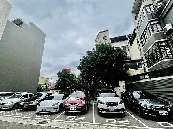 光華市民活動中心位於光華國中校內,雙方因噪音問題屢傳衝突,市議員林彥甫指出,附近的光華國中職員宿舍在今年清空,湳雅街與光華街101巷間也有閒置空間,建議可將活動中心遷移至該處。圖/林彥甫提供