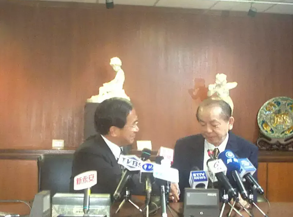 許文龍、陳水扁在2000年公開會面，兩人一度不語、緊握雙手，可見兩人情誼深厚。圖／聯合報資料照