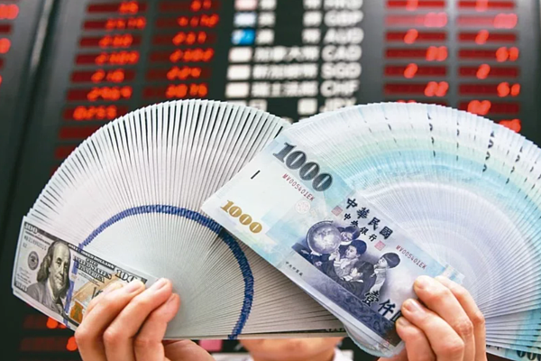 外匯專家指出,由於藍白合僵局難解,引發外資觀望,也為本周新台幣走勢增添變數。(聯合報系資料庫)