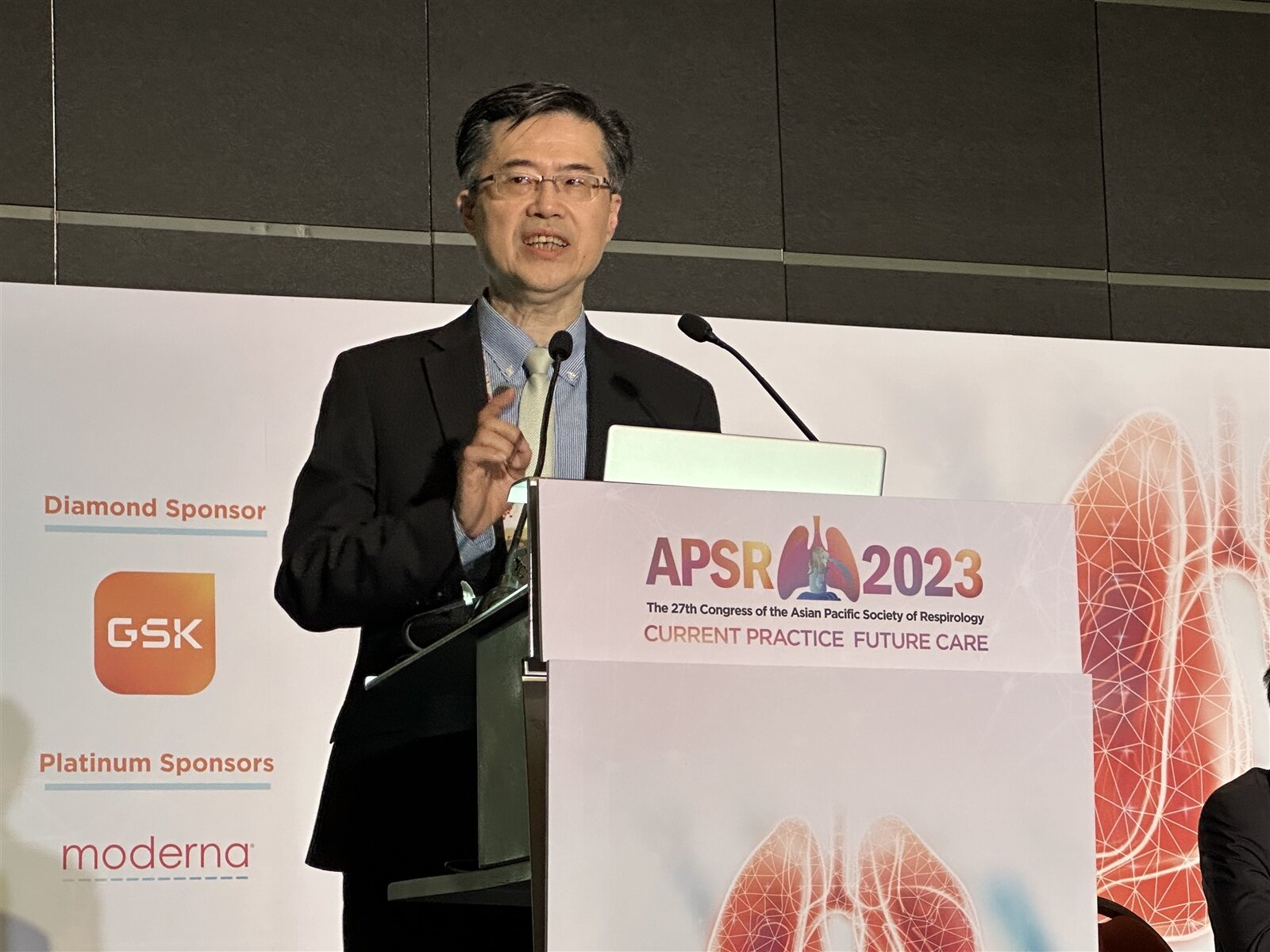 國內胸腔重症專家陽光耀於第23屆亞太呼吸學會表示,新冠肺炎重症高危險族群,若出現不適症狀,一定要自行快篩,確診後盡速就醫,5天內可開立公費口服抗病毒藥物治療。記者沈能元/攝影