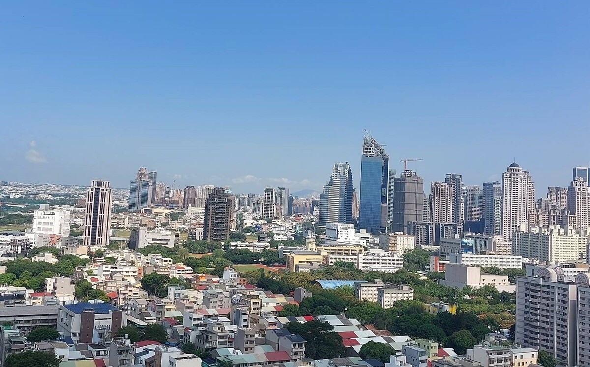 月薪打趴9成上班族!1300萬房卻買不起 網試算:買700萬的才沒負擔 受打炒房影響,購屋猶豫期上升,以台中來說,豪宅市場受到央行嚴苛管制,總價4千萬以上貸款最高成數僅有4成,大大降低頂尖客層購買意願。圖/好房網News記者林和謙/攝