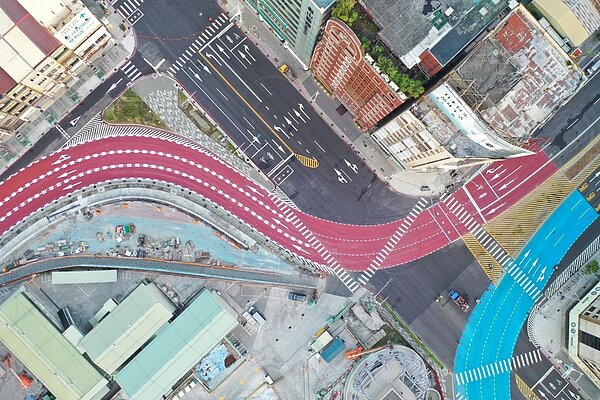 九如一路路口車道進行彩色鋪面工程，已提前於19日上午7時完工並開放通行。圖／高雄市政府提供