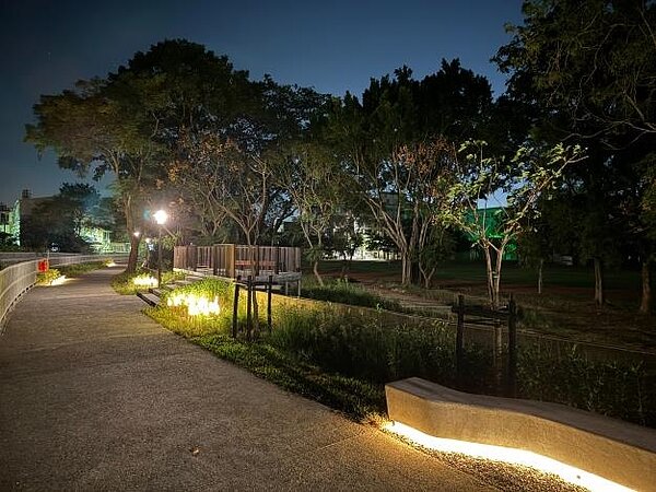 新化國中東側已經開放的水綠步道,也適當的補足植栽與照明,更增添休閒散步的舒適。圖/台南市都發局提供