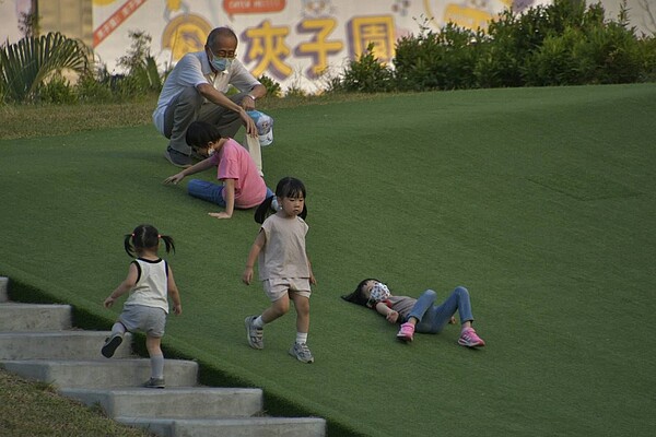 全國唯一出捷運就可玩滑草，高雄「這公園」遛小孩、逛街、看表演一次滿足。圖／高雄市工務局提供