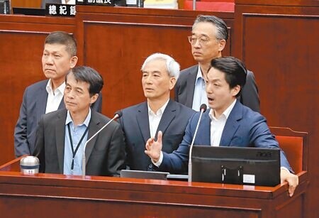 
台北市長蔣萬安（右一）20日至台北市議會專案報告，多名議員質疑悠遊卡公司興櫃案，台北捷運公司總經理黃清信（右二）、悠遊卡公司董事長林志盈（中）、北市交通局長謝銘鴻（左二）、北市主計處長鄭瑞成（左一）一起上台備詢。（陳君瑋攝）
