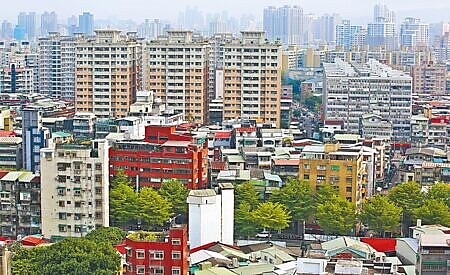 贈與土地繳納的土增稅及贈與房屋繳納的契稅,納稅義務人為受贈人,如由受贈人繳納,可自贈與總額中扣除,並可繳納較少的贈與稅。圖∕本報資料照片