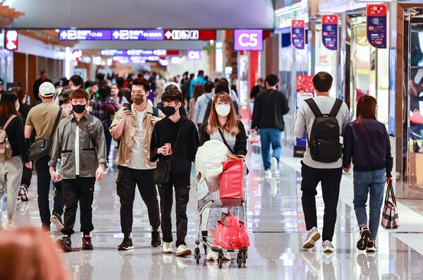國人出口觀光大爆熱潮，竟然也使台灣創下史上最大的旅遊收支逆差。圖為桃園機場旅客出境情形。聯合報系資料照片／記者黃仲明攝影 