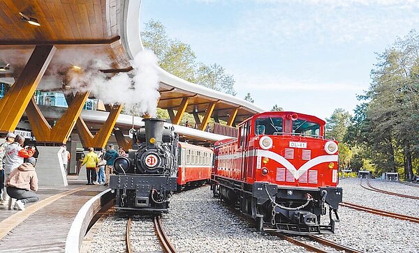 阿里山祝山車站全新改建完工，20日啟用、恢復停靠，百年蒸機Shay31號化身迎賓列車載客，重現蒸汽火車與柴油機車同框畫面。圖／林鐵及文資處提供