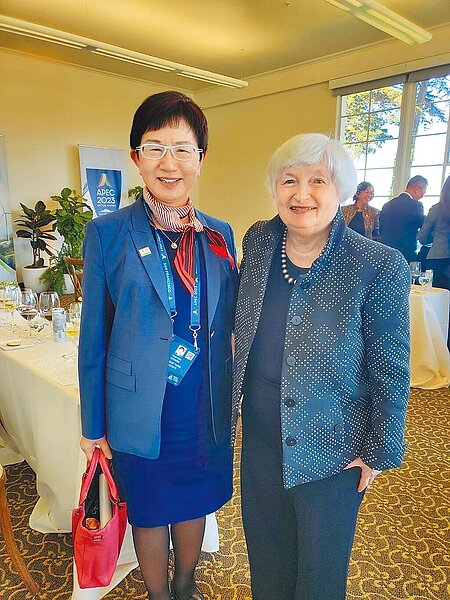 財政部20日於臉書發布財政部長莊翠雲(左)與美國財長葉倫(右),在APEC會議期間的合影。圖/財政部提供