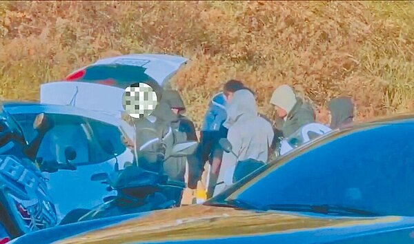 臉書「中橫路況交通資訊站」編輯19日po影片,指控一大早竟有人將車輛違規停放在合歡山莊停車場車道,還開電音趴,「整座山頭嗨到、震到一個不行」。警方指稱18日、19日停車場違停共開出18張罰單。(翻攝臉書「中橫路況交通資訊站」/楊靜茹南投傳真)