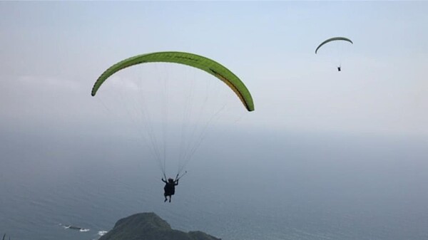 花蓮縣政府教育處將重新起草自治條例強制規範飛行傘業者,盼在1年內完成並送進議會審議。(民眾提供/羅亦晽花蓮傳真)
