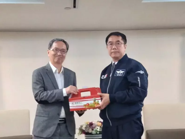 台南市登革熱疫情明顯趨緩,衛福部長薛瑞元(左起)南下視察疫情,並拜訪市長黃偉哲。記者鄭惠仁/攝影