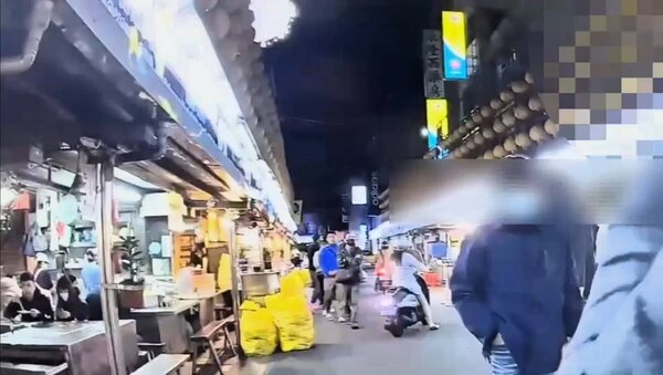 基隆廟口夜市21日凌晨發生暴力事件,1名男子疑遭多名男子打傷。警方查出涉案人身分,依聚眾鬥毆罪嫌偵辦。記者邱瑞杰/翻攝
