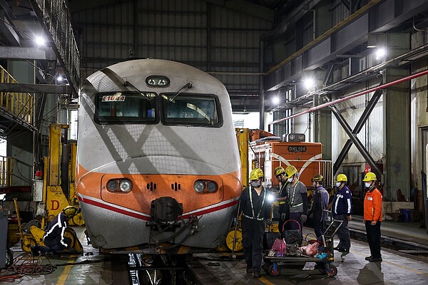 台鐵局明年元旦將改制為台鐵公司，台鐵產業工會預估有3000人離職，恐出現人力缺口、影響疏運與安全，但台鐵寬估最多約1300人退、離。聯合報系資料照