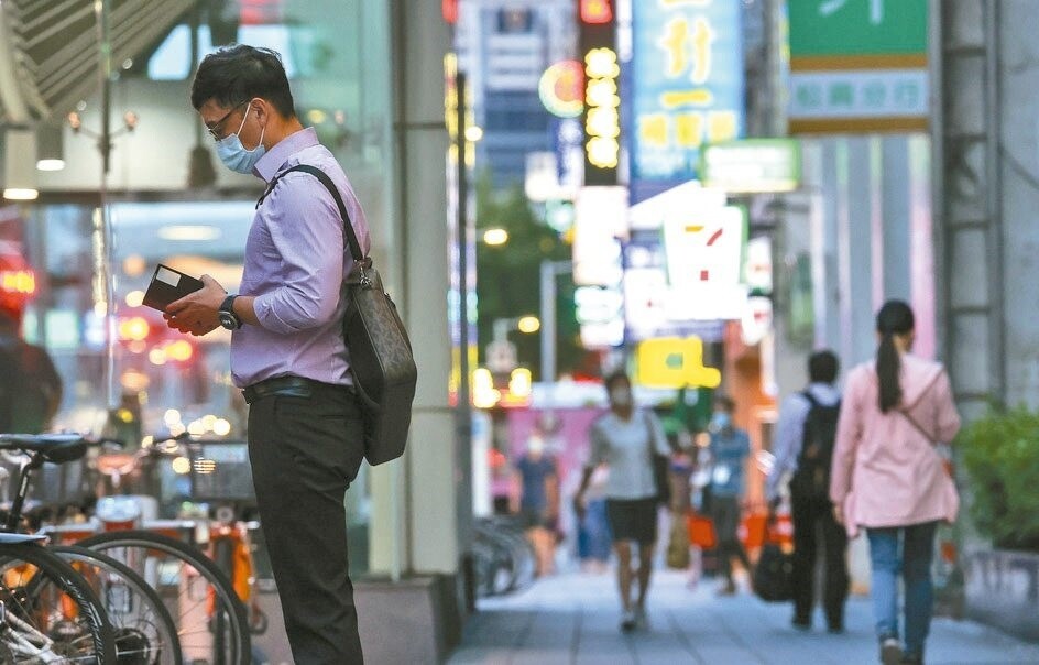 國泰金控發布11月國民經濟信心調查結果,本月時事題為「民眾對基本工資調整後,2024年任職單位是否調薪與調薪幅度的看法」。圖/聯合報系資料照